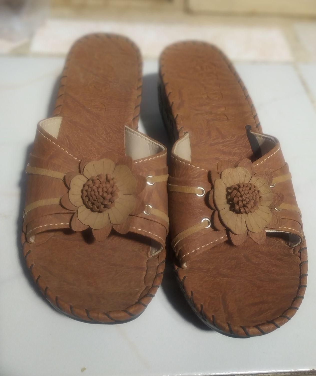 دمپایی|کیف، کفش، کمربند|قروه, |دیوار