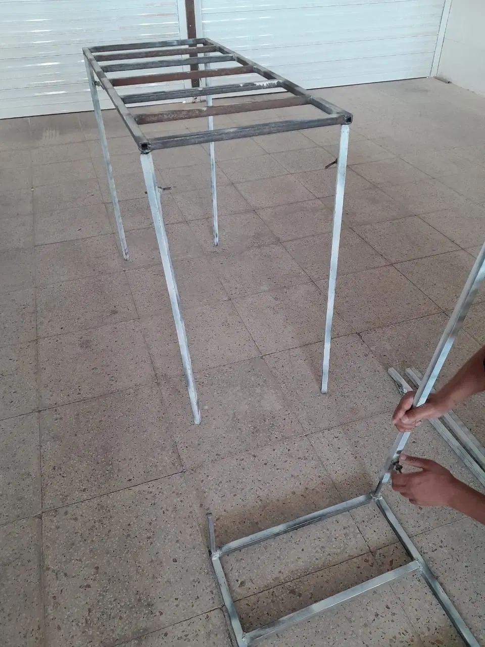 چهارپایه ای آهنی به راحتی با پیچ باز و بسته شده|فروشگاه و مغازه|صدرا-فارس, فاز ۲|دیوار