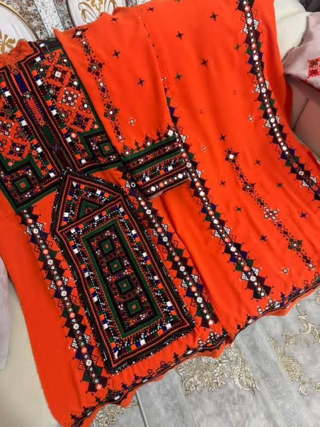 لباس بلوچی تپه ای و گلابتونی|لباس|رودبار (کرمان), |دیوار