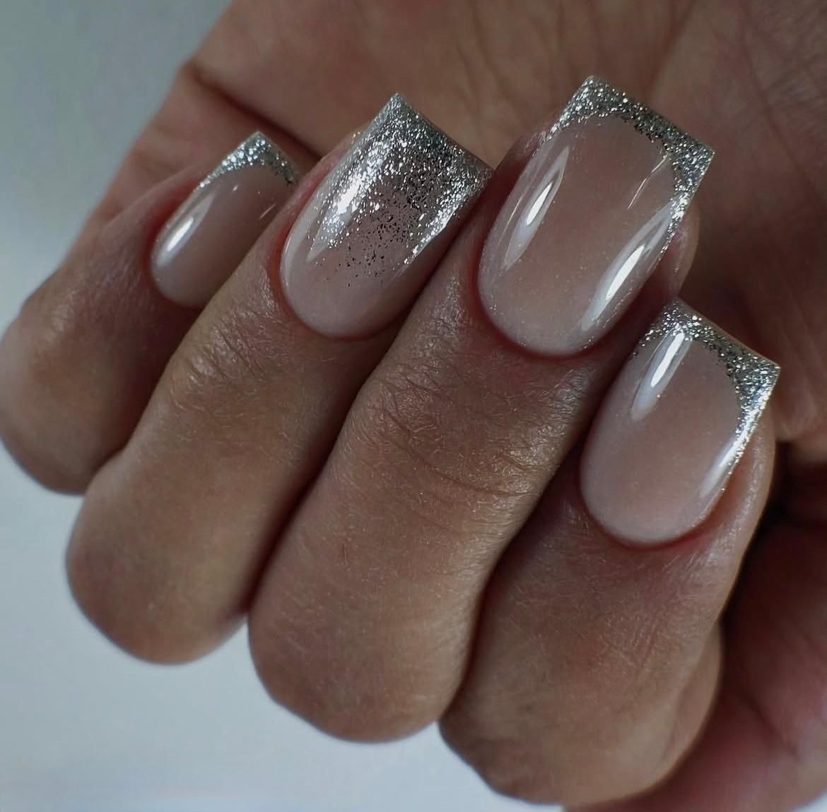 کاشت‌وترمیم‌ناخن|خدمات آرایشگری و زیبایی|رشت, معلم|دیوار