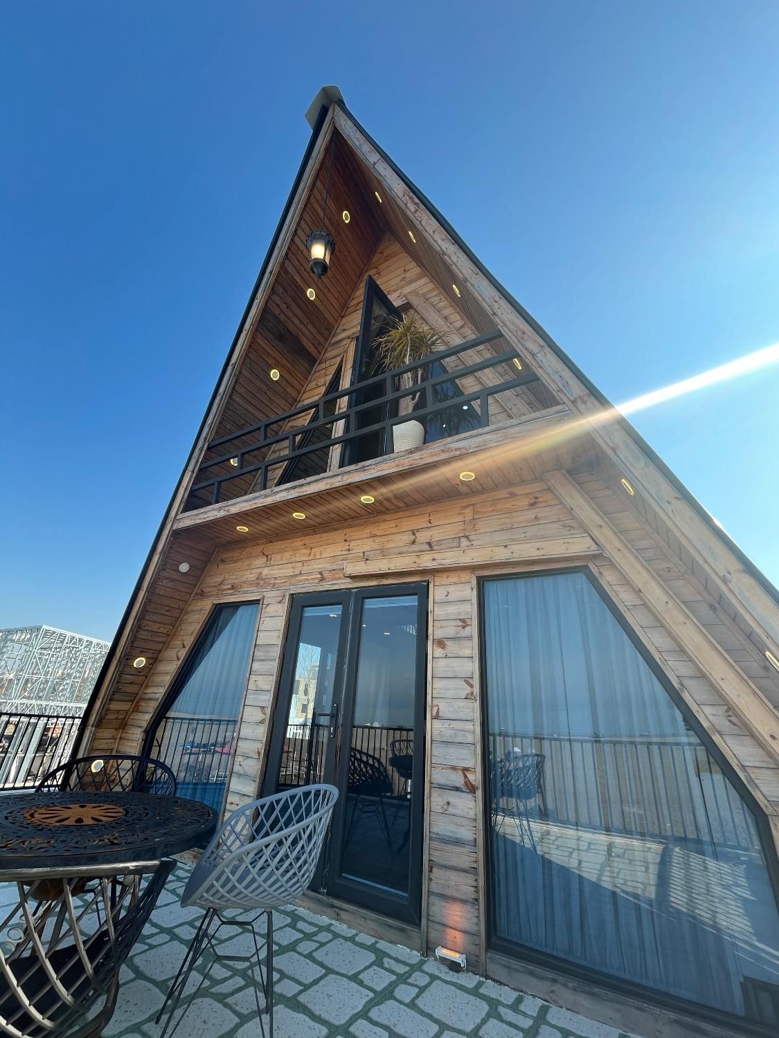 کلبه سویئسی رو به دریا با جکوزی دو نفره|اجارهٔ کوتاهمدت آپارتمان و سوئیت|بندر انزلی, اطبا|دیوار