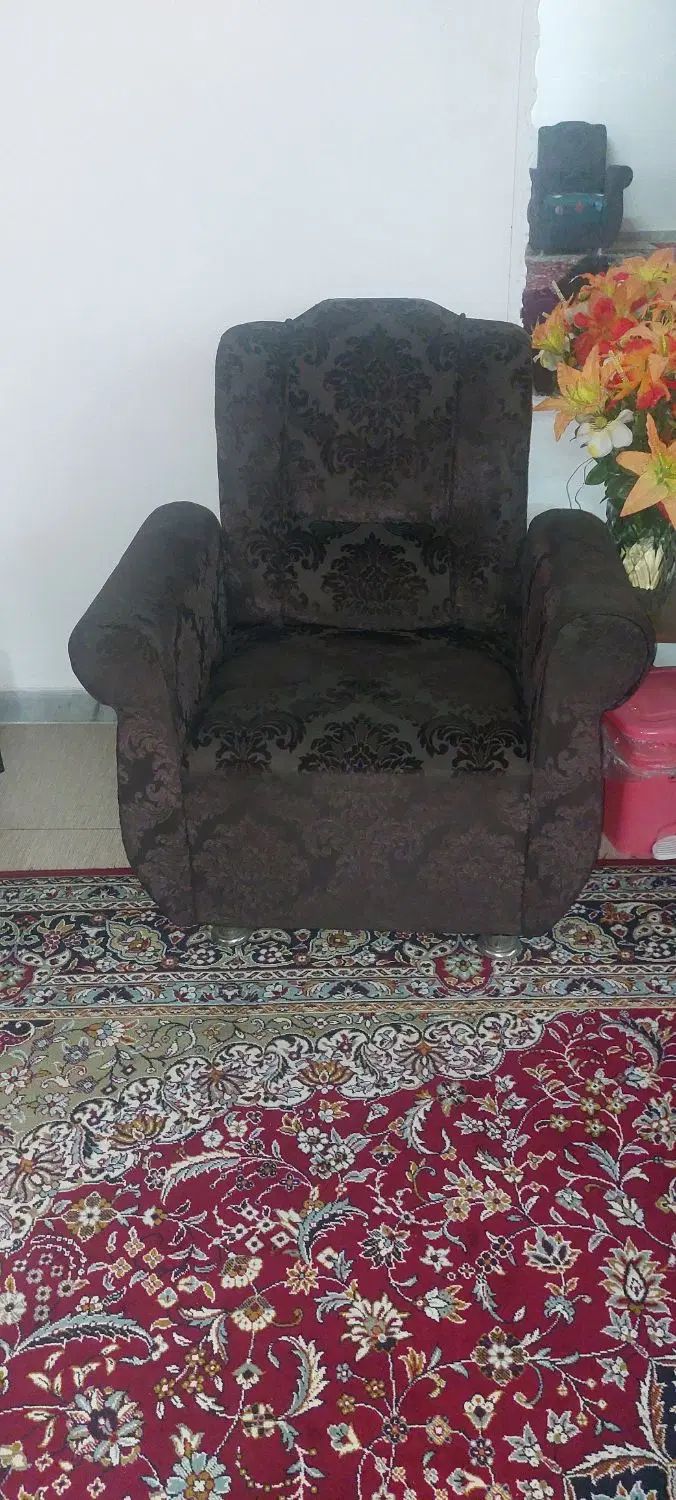 فروش ۲عدد پرده و یکدست مبل ۷نفره و ۳ تا فرش ۹ متری|مبلمان خانگی و میز عسلی|تولم شهر, |دیوار