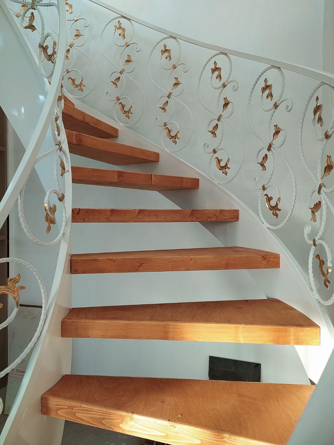 راه پله، پله دوبلکس چوبی، پله گرد|خدمات پیشه و مهارت|تبریز, |دیوار