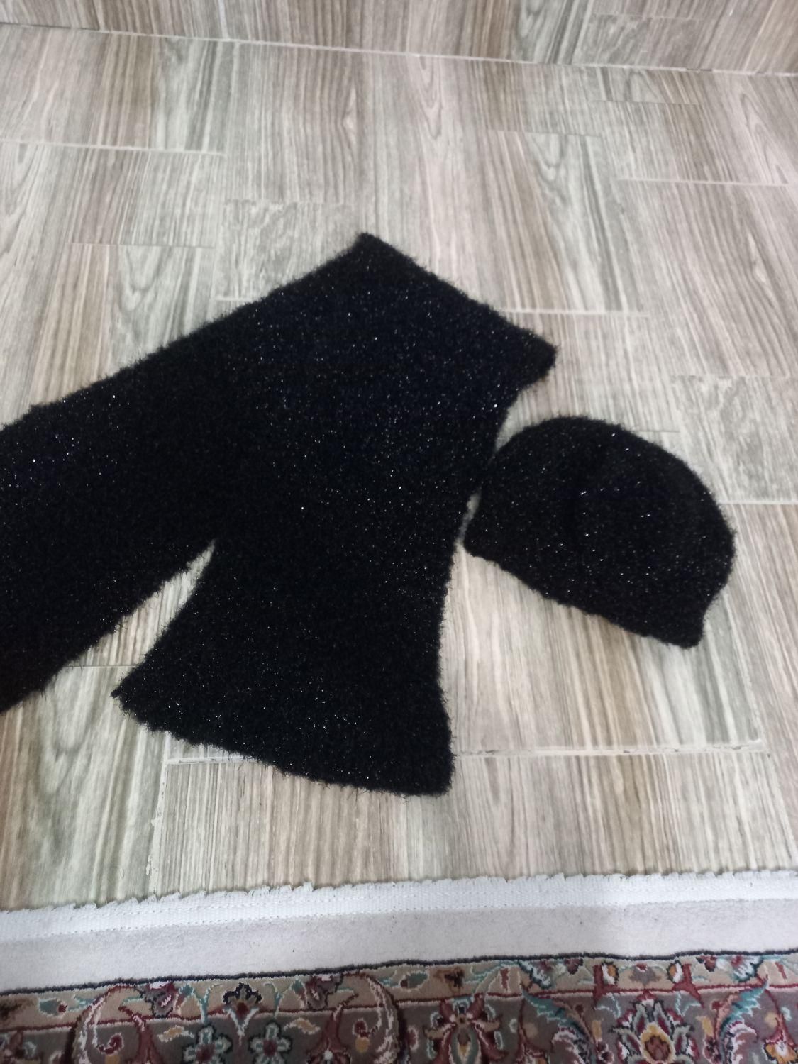 شال وکلاه مشکی دوخته شده با دستگاه|لباس|رباط‌کریم, رباط‌کریم|دیوار