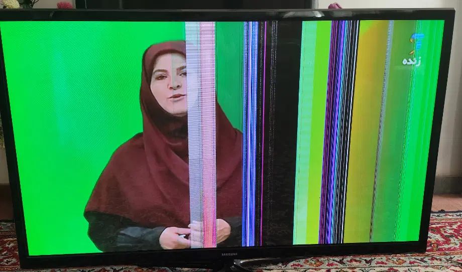میز تلویزیون قدیمی و تلویزیون ۵۱ اینچ سامسونگ|میز تلویزیون|دامغان, |دیوار