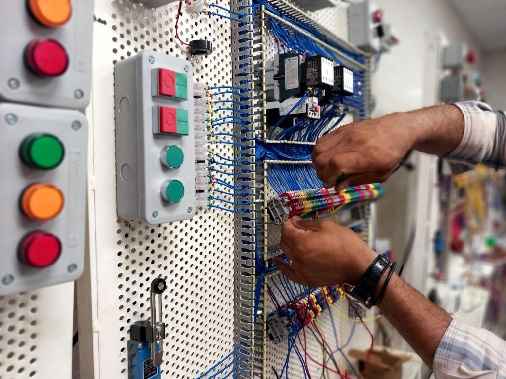 نیاز به استادکار نیمه ماهر و شاگرد برق ساختمان|استخدام صنعتی، فنی، مهندسی|گرگان, |دیوار