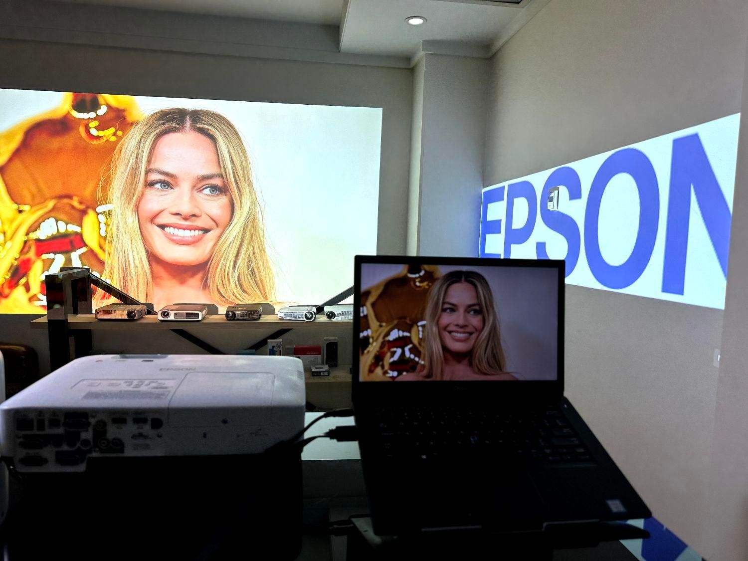 ویدیوپروژکتور Epson دویست اینچ|تلویزیون و پروژکتور|خرم‌آباد, |دیوار