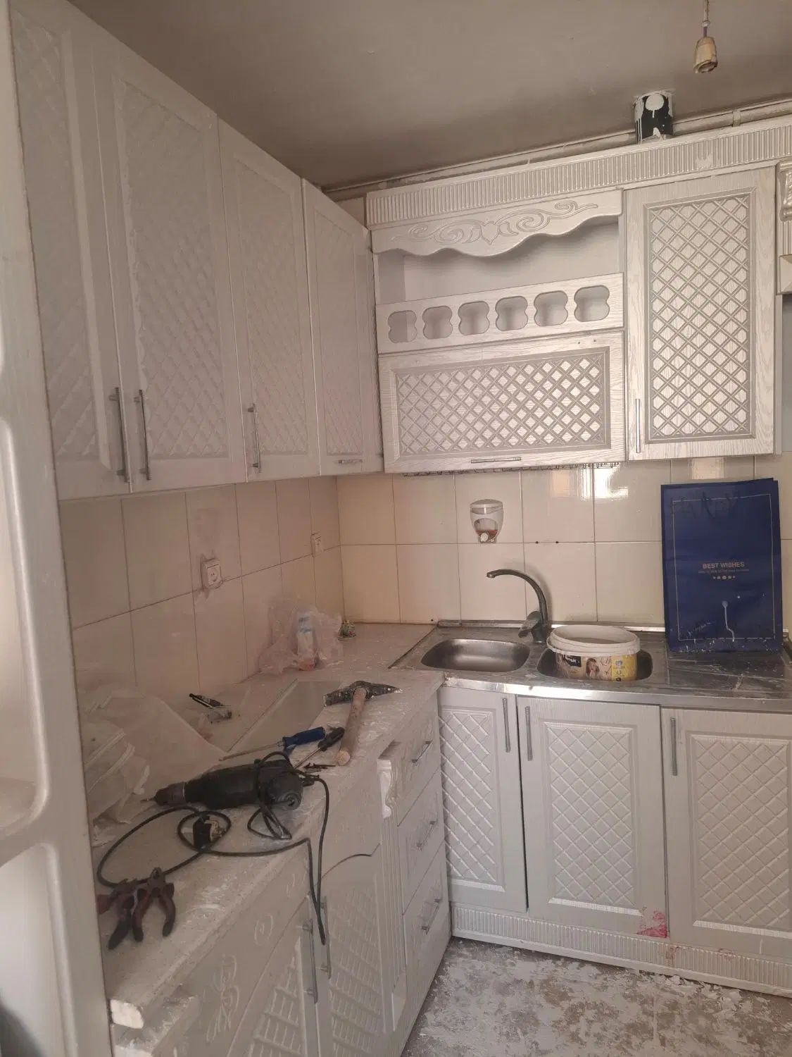 کابینت ممبران در حد نو با هود و ۲عدد بوفه ایستاد|آب‌چکان و نظم‌دهنده ظروف|کرمان, |دیوار