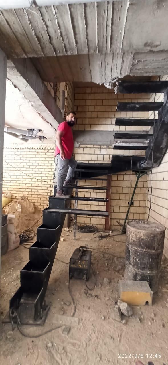 جوشکاری ساخت و نصب پله گرد و درب مدرن|خدمات پیشه و مهارت|میناب, |دیوار