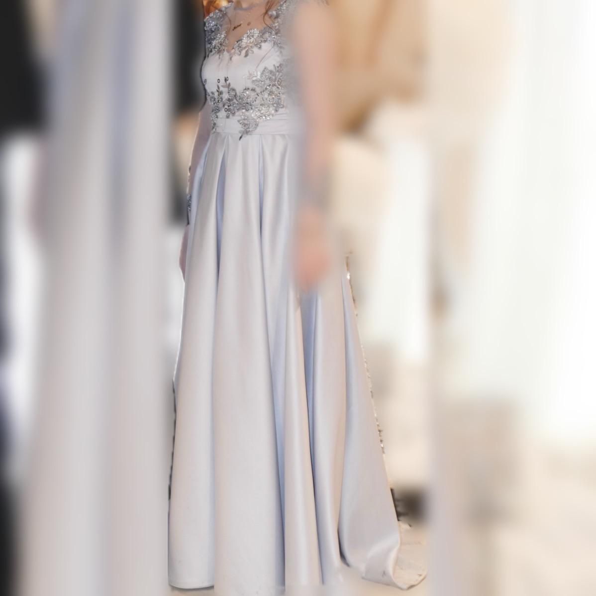 لباس مجلسی دنباله دار|لباس|رشت, کوی حسینی|دیوار