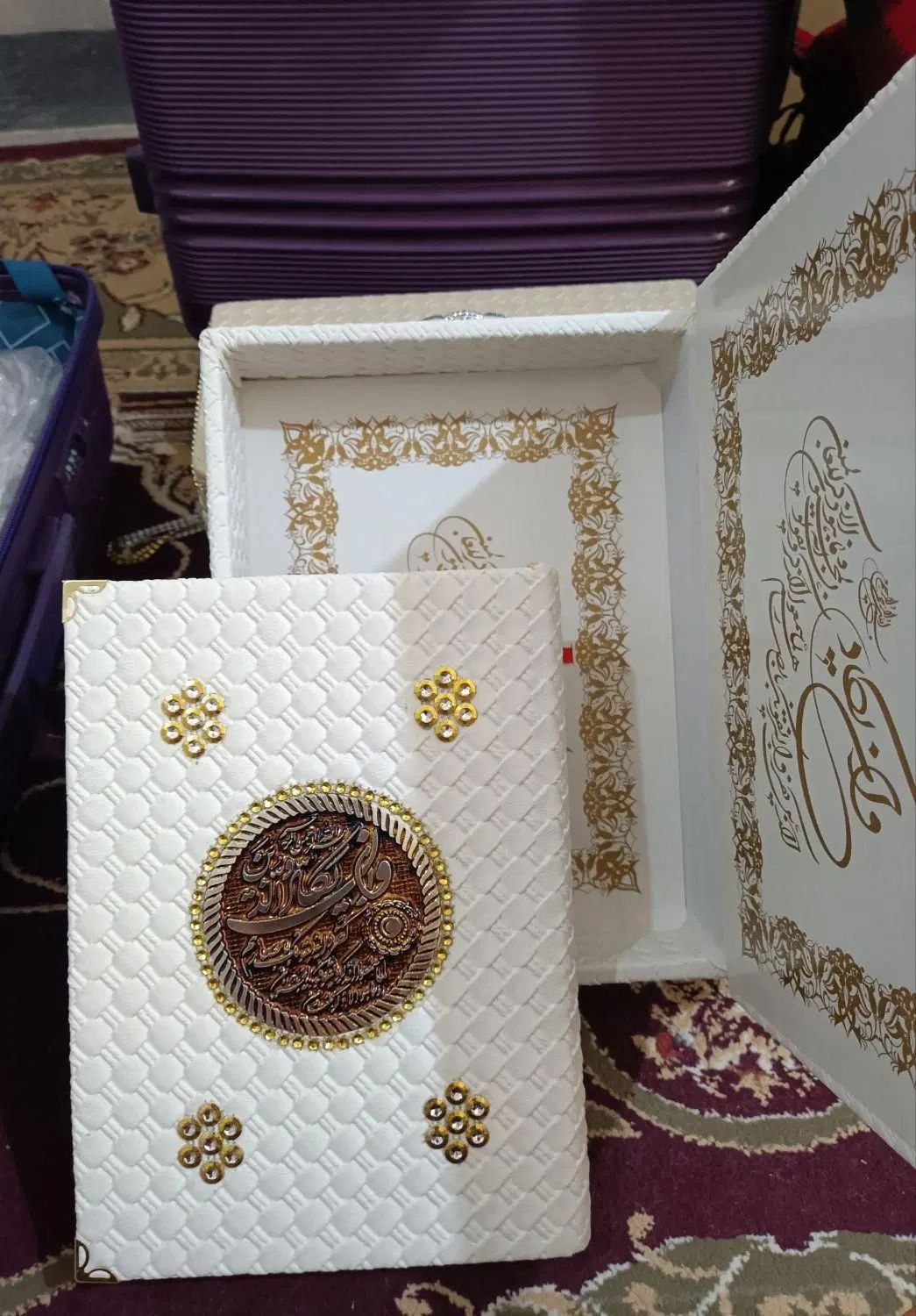 قرآن سفید جعبه دار مدل طلاکوبی شده کاملا نو|کتاب و مجله مذهبی|بوشهر, |دیوار