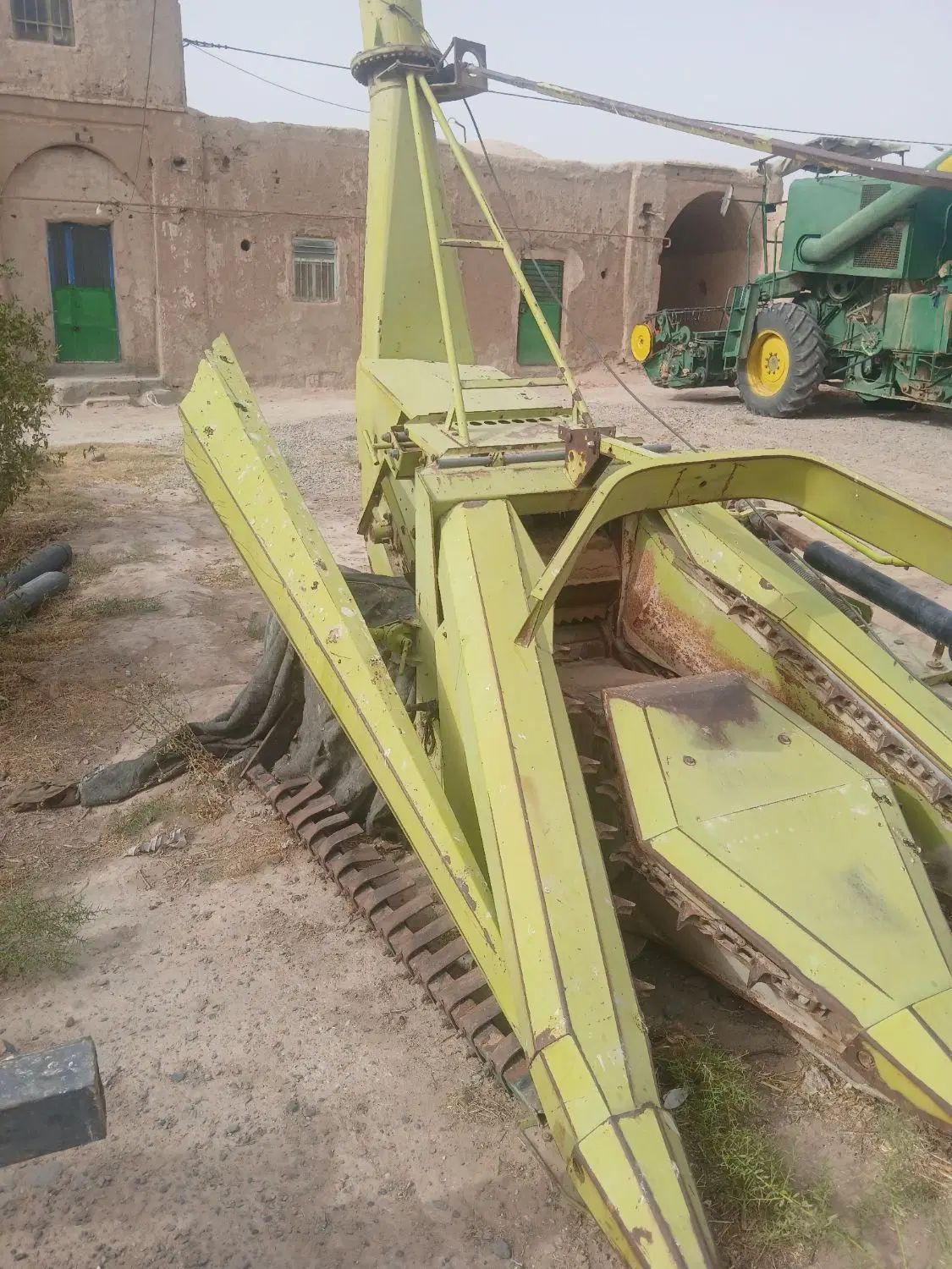 دستگاه چاپر ایتالیایی ذرت درو تراکتور|ماشین‌آلات صنعتی|مشهد, کارگران|دیوار