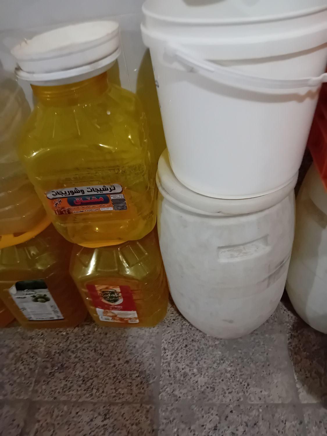 سطل برای ترشی و سایرخدمات|ظروف نگهدارنده، پلاستیکی، یک‌بارمصرف|اصفهان, لاله|دیوار
