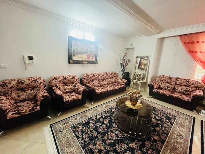 مبل راحتی چرم ۷نفره همراه یک میز گرد و ۴عسلی|مبلمان خانگی و میز عسلی|اراک, |دیوار