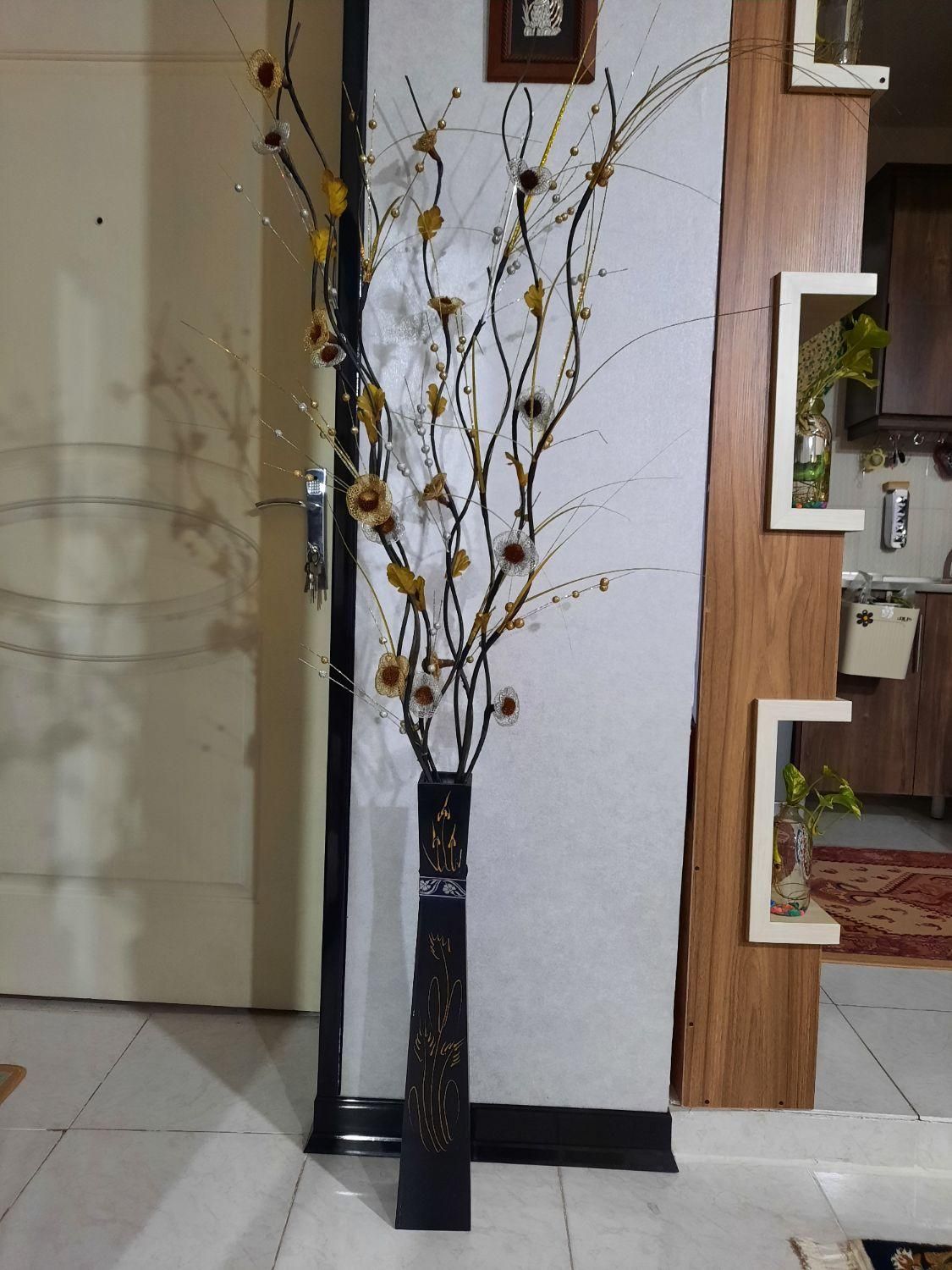 گلدان چوبی وگل نقره ای و طلایی|گل مصنوعی|محمدشهر, سیدآباد|دیوار
