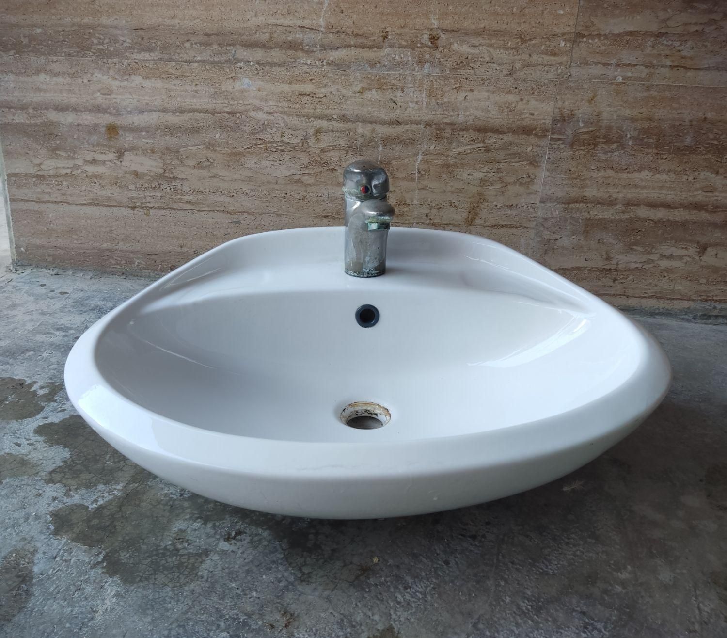 روشویی سرامیکی سالم به همراه شیرآلات|لوازم سرویس بهداشتی|چالوس, |دیوار