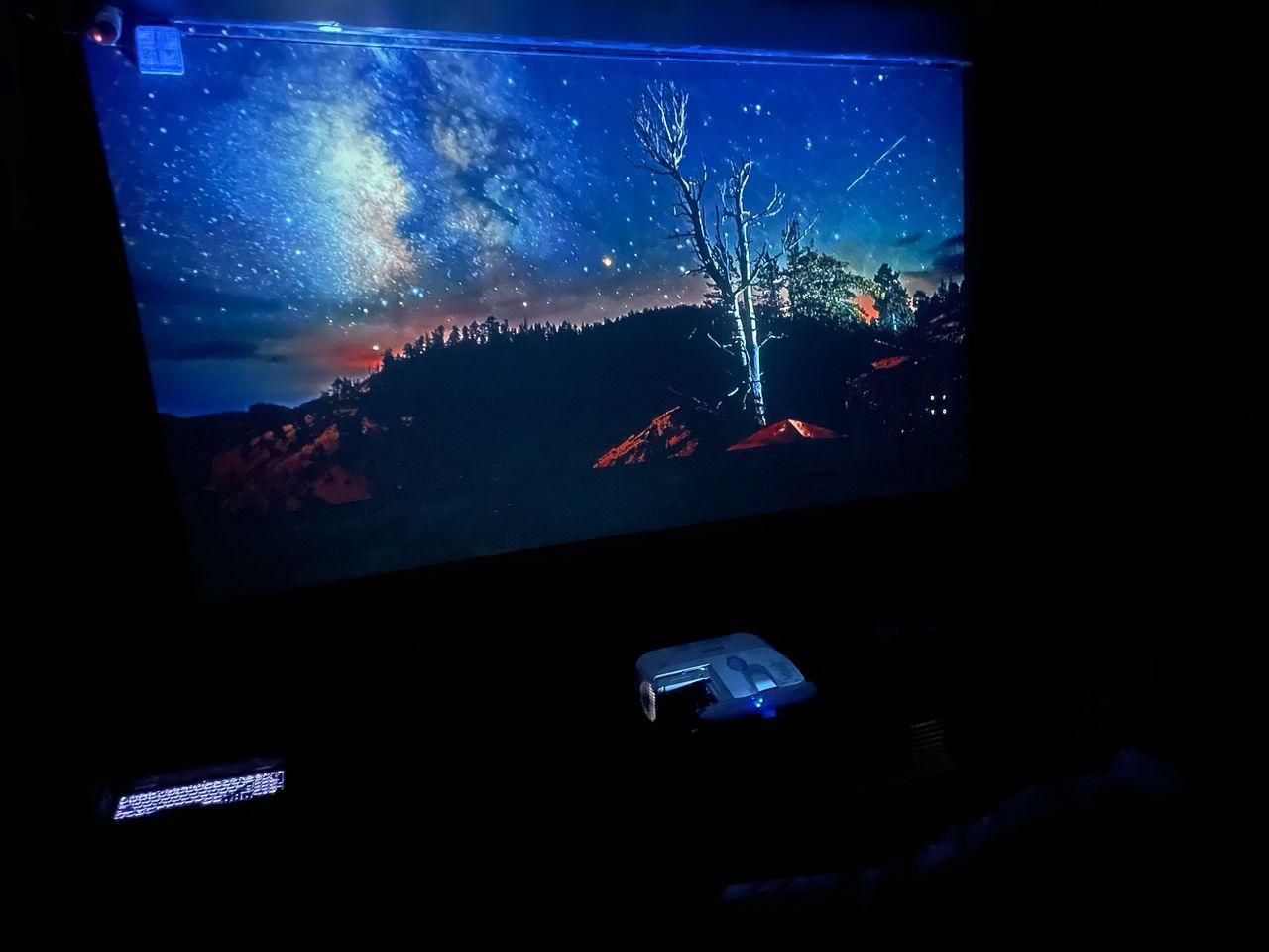 ویدیو پرژکتور  بنکیو full HD+|تلویزیون و پروژکتور|قزوین, |دیوار