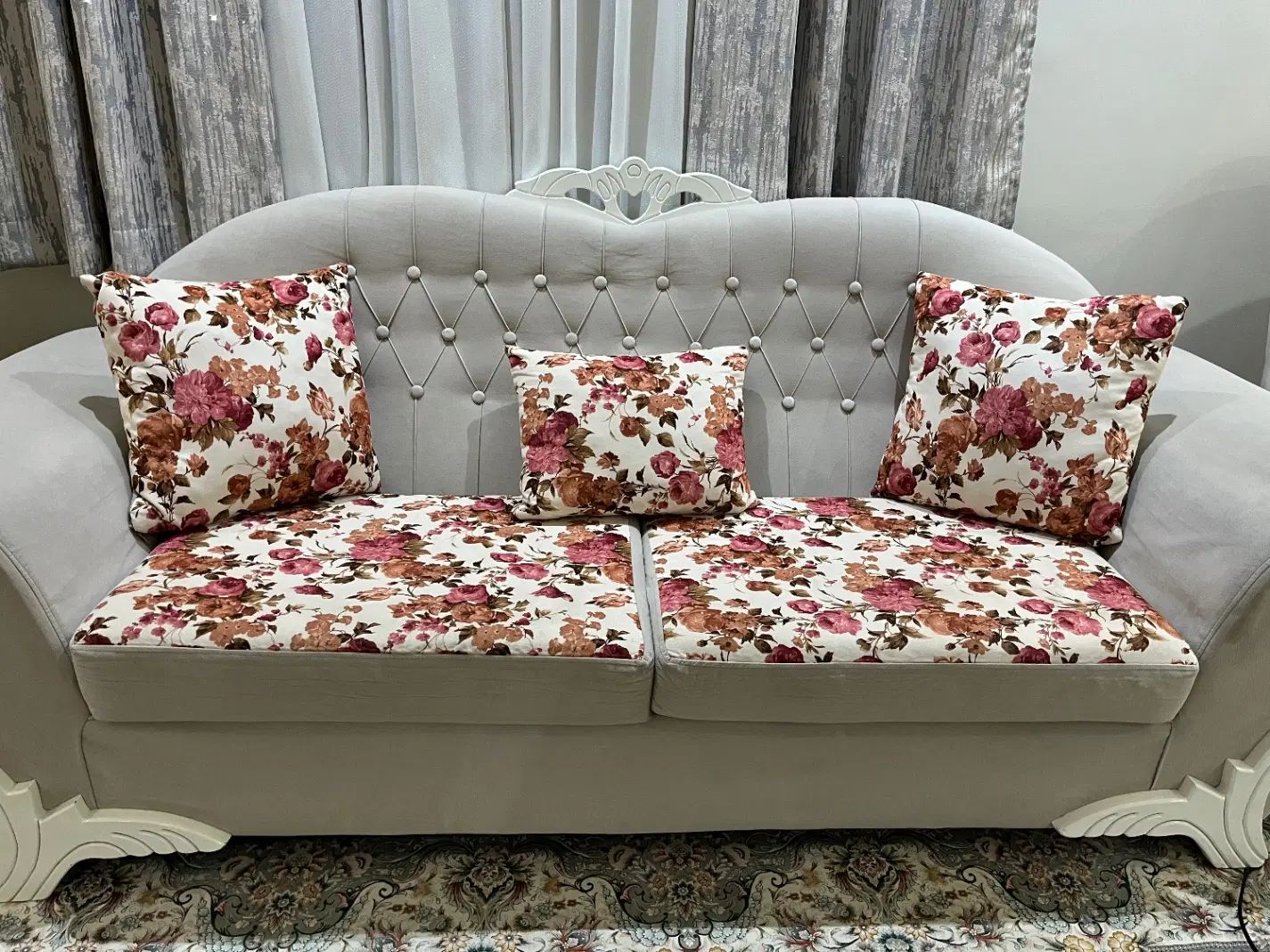 مبل راحتی هفت نفره همراه با عسلی و جلو مبلی|مبلمان خانگی و میز عسلی|تهران, جنت‌آباد جنوبی|دیوار