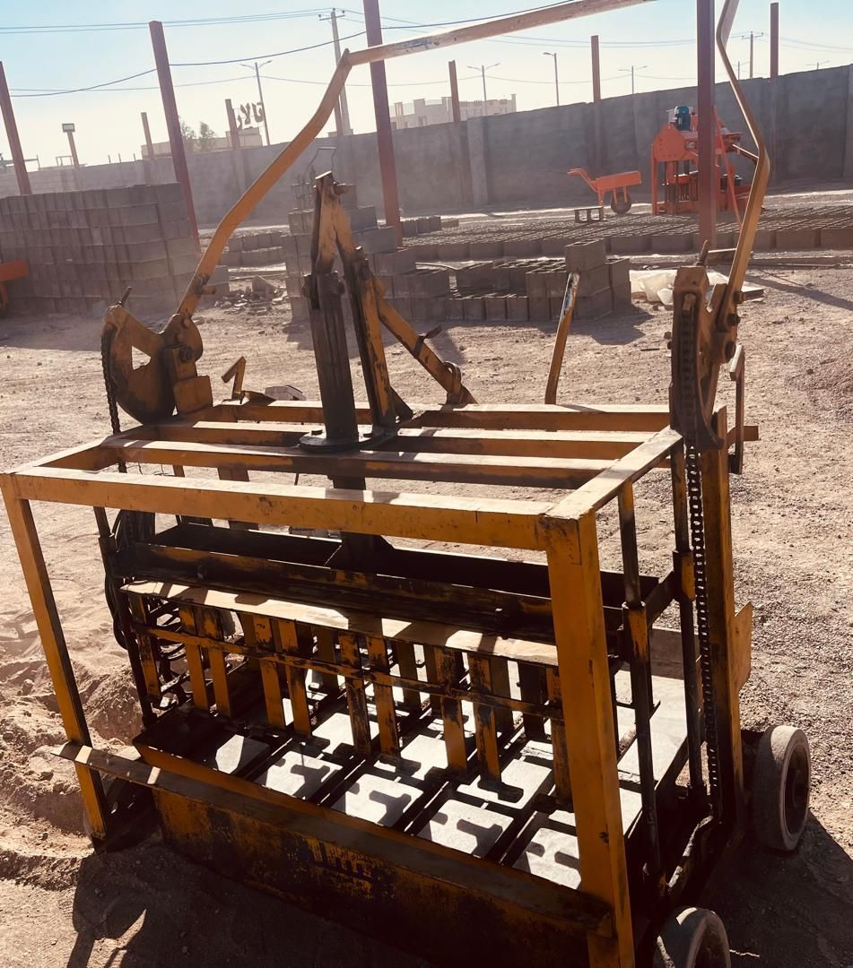 فروش ۲عدد دستگاه بلوک دستی با ویبره برقی|مصالح و تجهیزات ساختمان|سیرجان, |دیوار