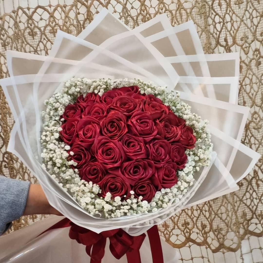 دسته گل رز قرمز روبانی گل ژیپسوفیلا|گل مصنوعی|تهران, نعمت‌آباد|دیوار