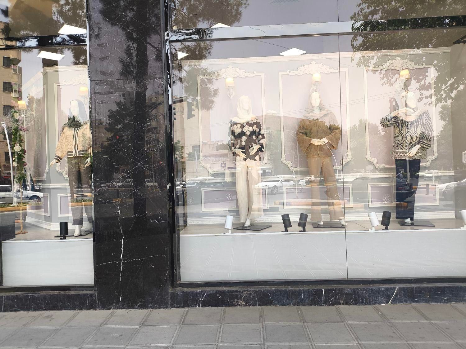 فروشنده پوشاک زنانه (خانم) شیفت عصر|استخدام بازاریابی و فروش|اصفهان, عسگریه|دیوار