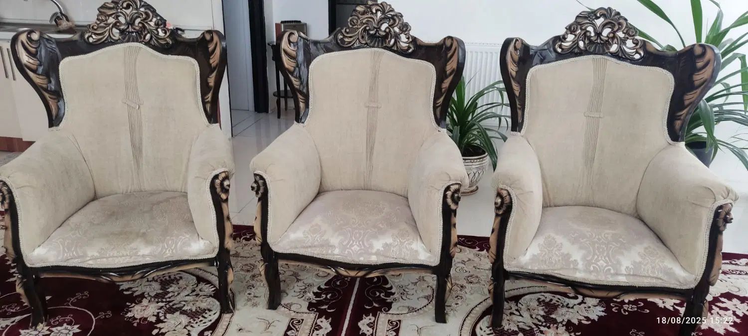 مبل سلطنتی ۹ نفره همراه با سه مبز جلو مبلی|مبلمان خانگی و میز عسلی|گلبهار, شهر جدید گلبهار|دیوار