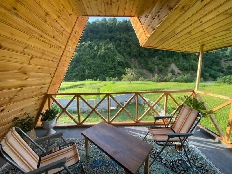 کلبه چوبی تراس دار در جاده اسالم لب رودخانه دربستی|اجارهٔ کوتاه‌مدت ویلا و باغ|اسالم, |دیوار