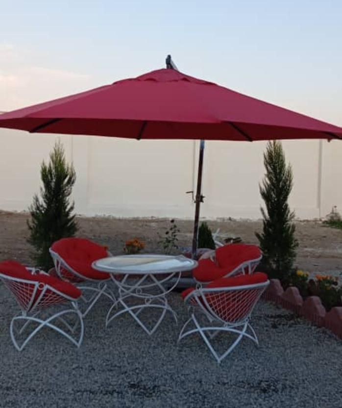 میز و صندلی. ویلایی حیاطی باغی|صندلی و نیمکت|رشت, حومه رشت|دیوار