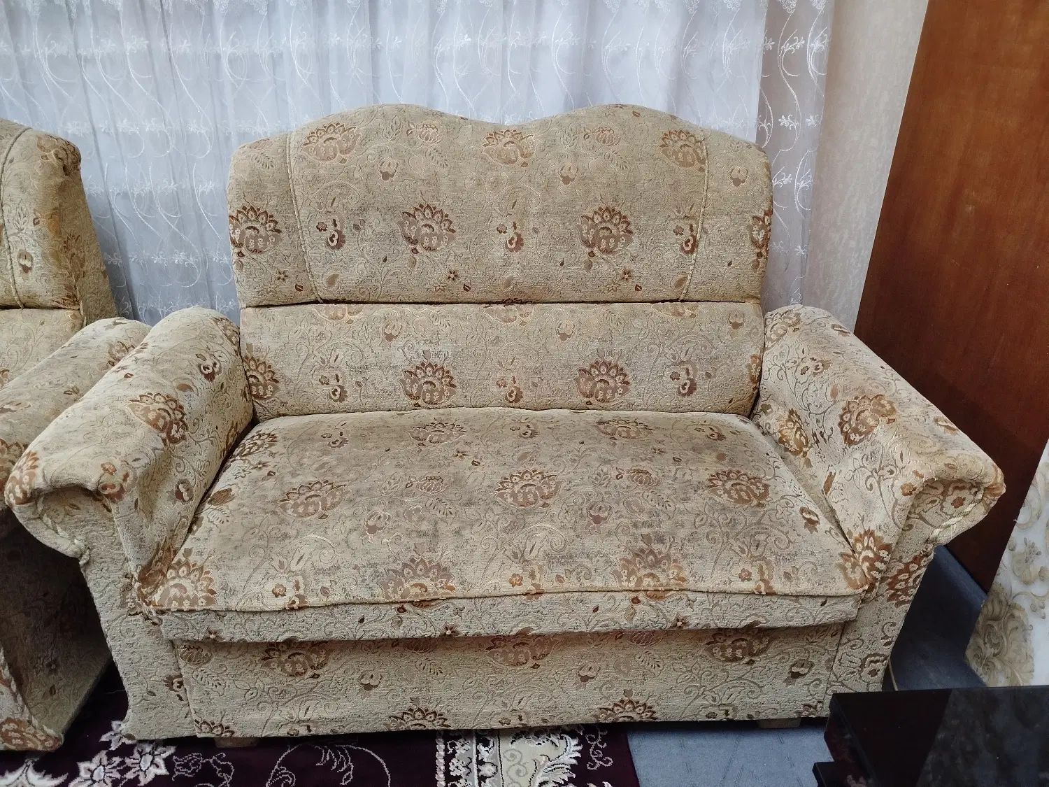 یک مبل دونفره،پره پنکه،دستگاه دیجیتال ایکس ویژن|مبلمان خانگی و میز عسلی|فومن, |دیوار