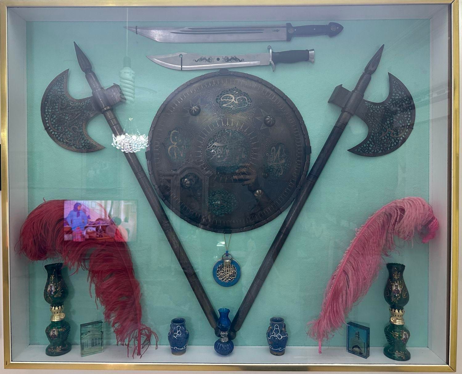 علامت محرمی و سپر و یک جفت تبر|کلکسیون اشیاء عتیقه|دماوند, گیلاوند|دیوار