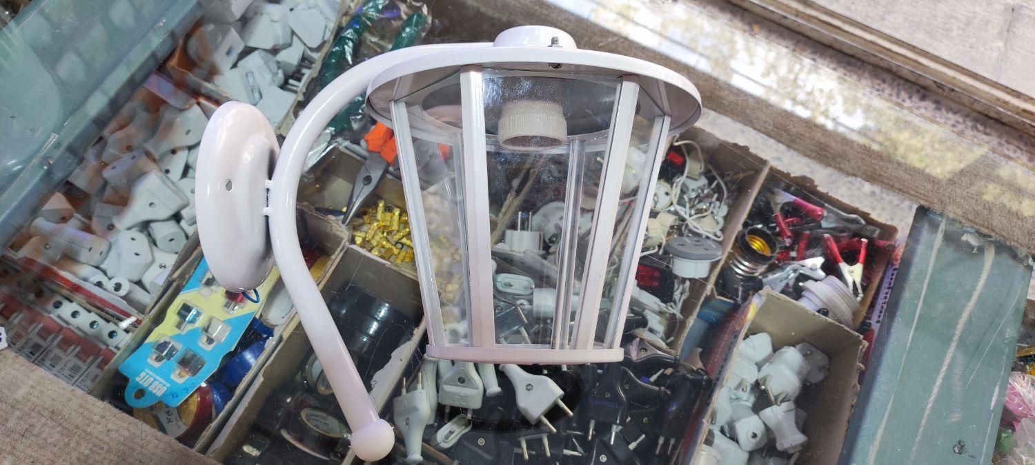 چراغ حیاطی کلاسیک فلزی سفید|لامپ و چراغ|نجفآباد, فرخی|دیوار