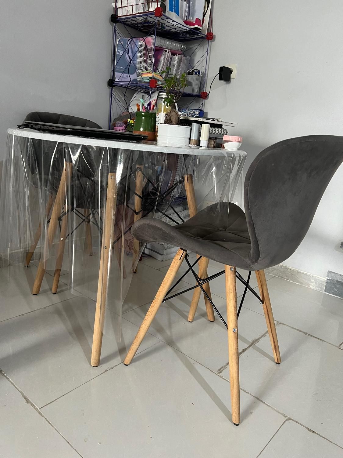 میز سفید و میز مشکی|میز و صندلی غذاخوری|ساری, |دیوار