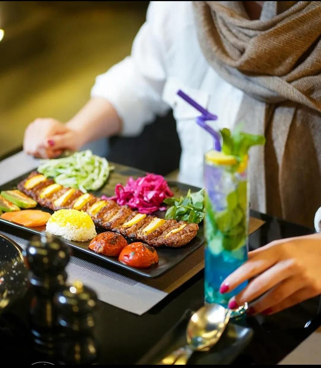 استخدام نیرو سالنکار گارسون قلیون زن...و ماهر|استخدام خدمات فروشگاه و رستوران|تهران, زعفرانیه|دیوار