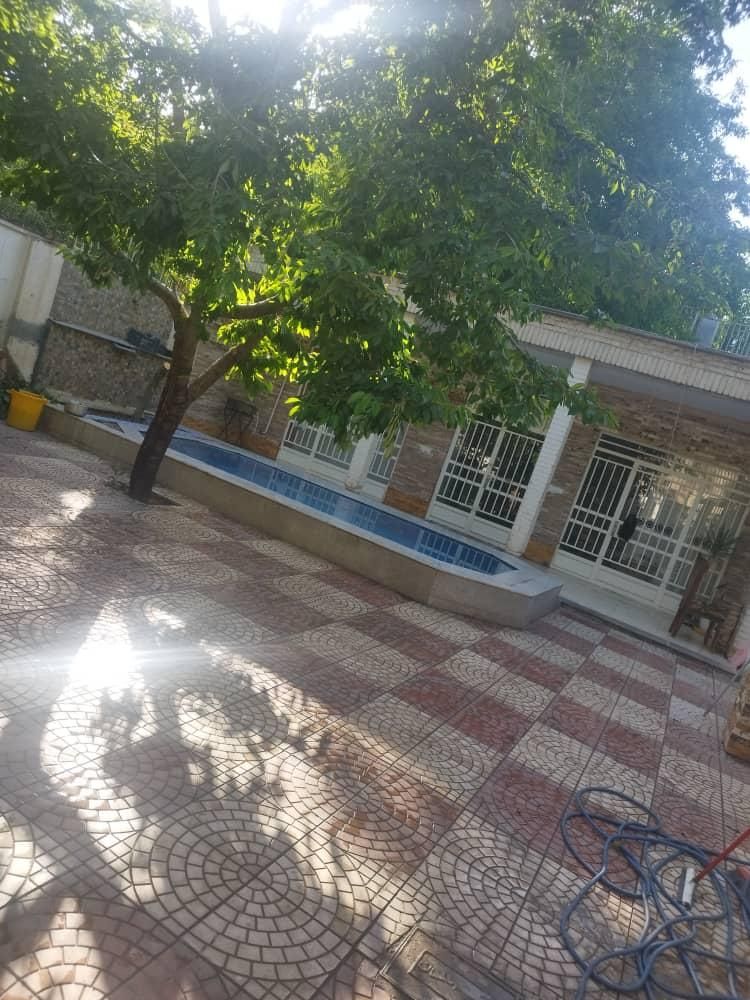 ویلای دوخوابه با استخر روباز در باغبهادران|اجارهٔ کوتاهمدت ویلا و باغ|اصفهان, بوستان آینه خانه|دیوار