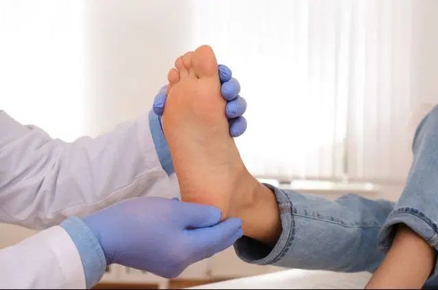 کلینیک درمان کلیه مشکلات کف پا و خارپاشنه|خدمات آرایشگری و زیبایی|نهاوند, |دیوار