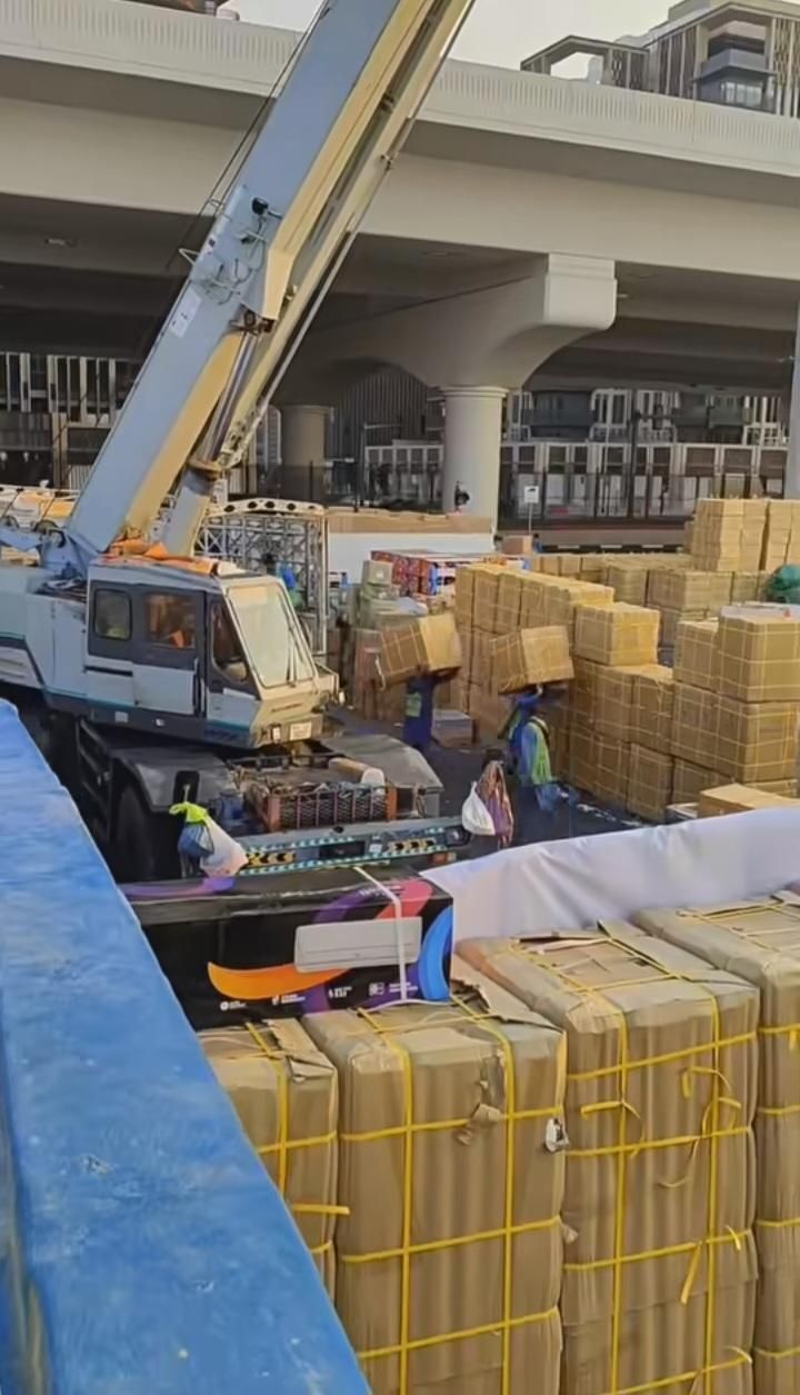 لنج دبی و شارجه در حال بارگیری|خدمات حمل و نقل|بندر گناوه, |دیوار