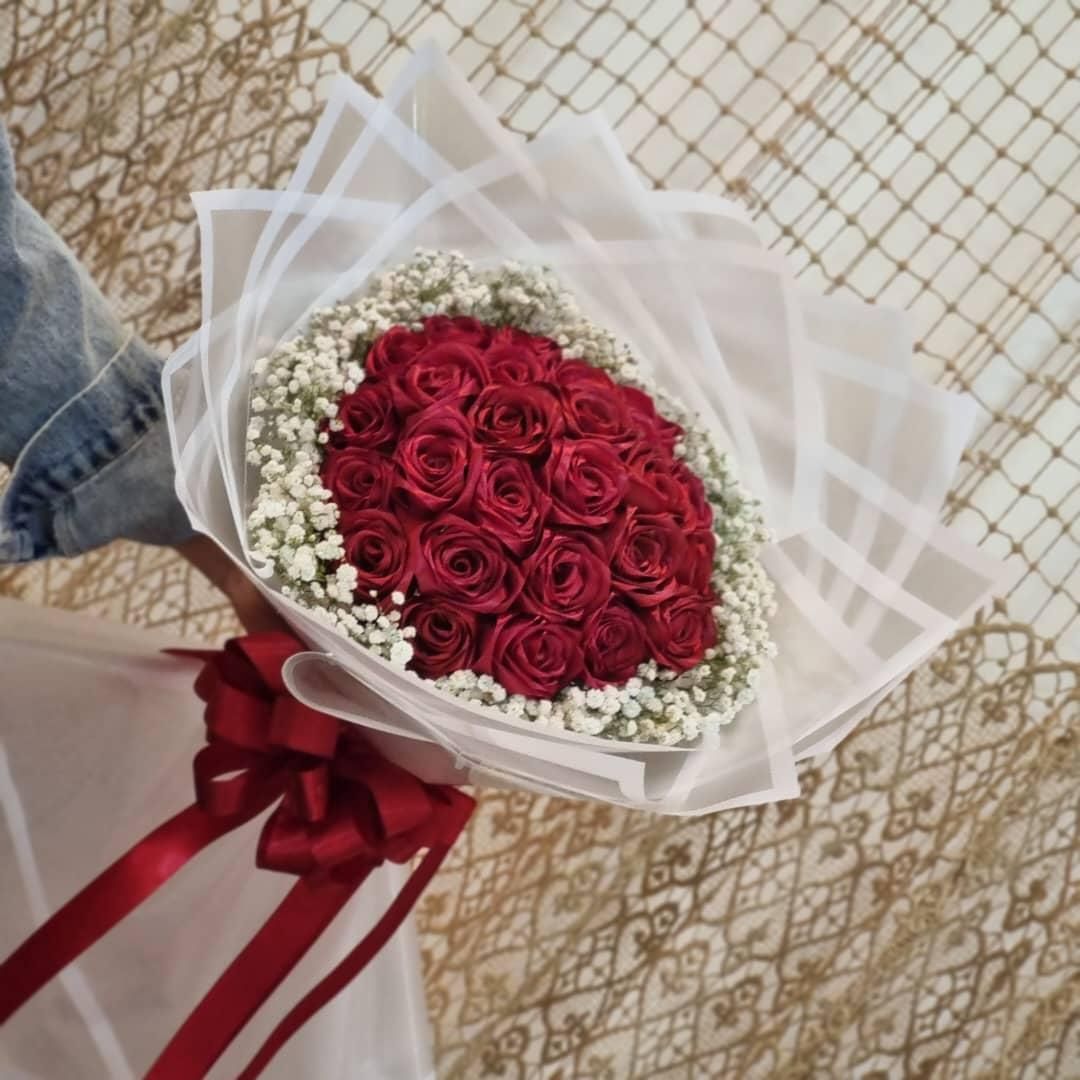 دسته گل رز قرمز روبانی گل ژیپسوفیلا|گل مصنوعی|تهران, نعمت‌آباد|دیوار