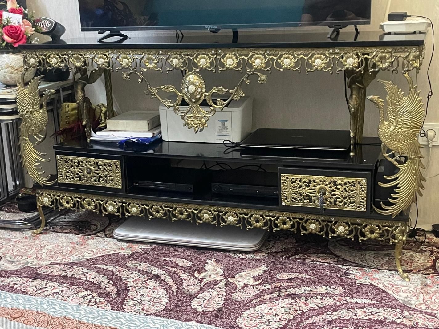 میز تلویزیون  دوعدد لوستر  ۴شاخه ومیز کنسول برنز|میز تلویزیون|تهران, خاک سفید|دیوار