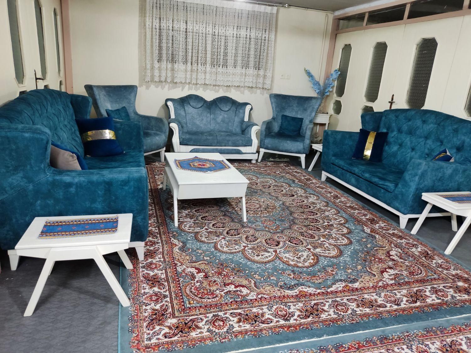 مبل نه نفره و دو عدد فرش نه متری و ست میز عسلی|مبلمان خانگی و میز عسلی|تهران, کوثر|دیوار