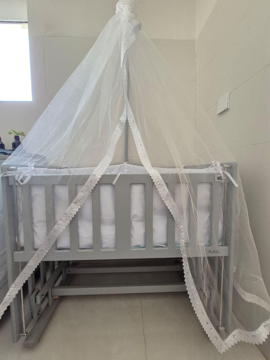 تخت کنار مادر گهواره شو پیرگاردین|تخت و صندلی بچه|گناباد, |دیوار