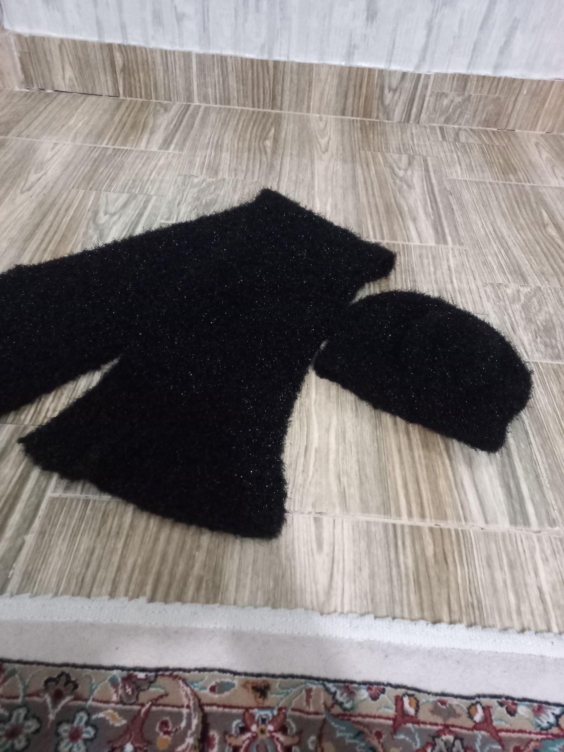 شال وکلاه مشکی دوخته شده با دستگاه|لباس|رباط‌کریم, رباط‌کریم|دیوار