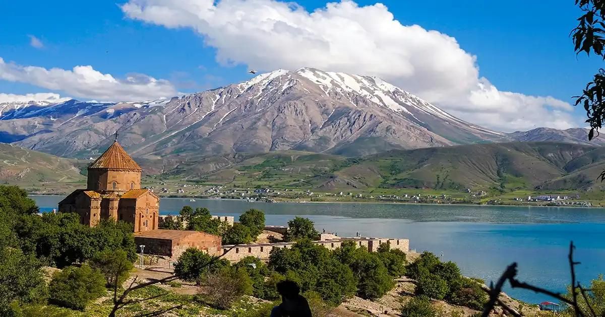 تور زمینی وان|تور و چارتر|شیراز, ارم|دیوار