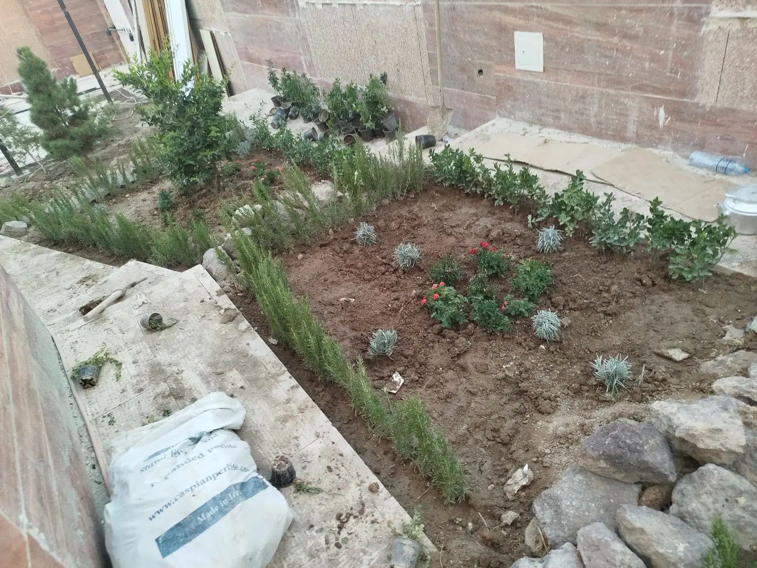 خدمات‌ حرفه ای باغبانی،باغچه‌کاری،تعویض‌خاک‌گلدان|خدمات باغبانی و درختکاری|تهران, زرگنده|دیوار