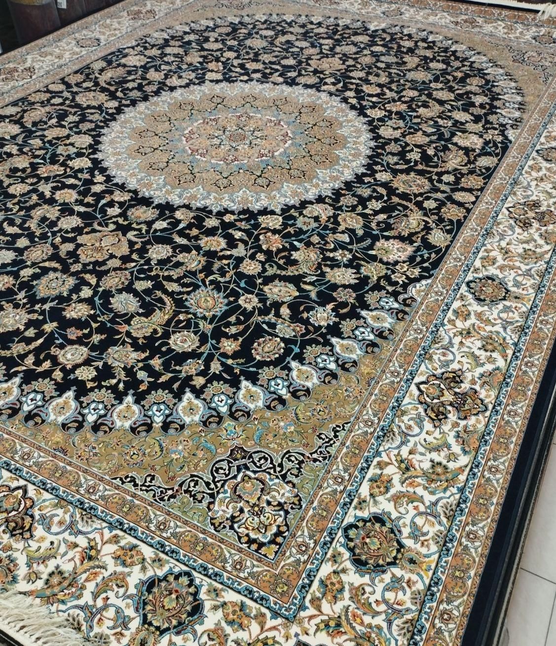 فرش نقشه نایین سرمه ای ۱۲۰۰شانه ۱۲و۹و۶ متری|فرش|قم, باجک دو|دیوار