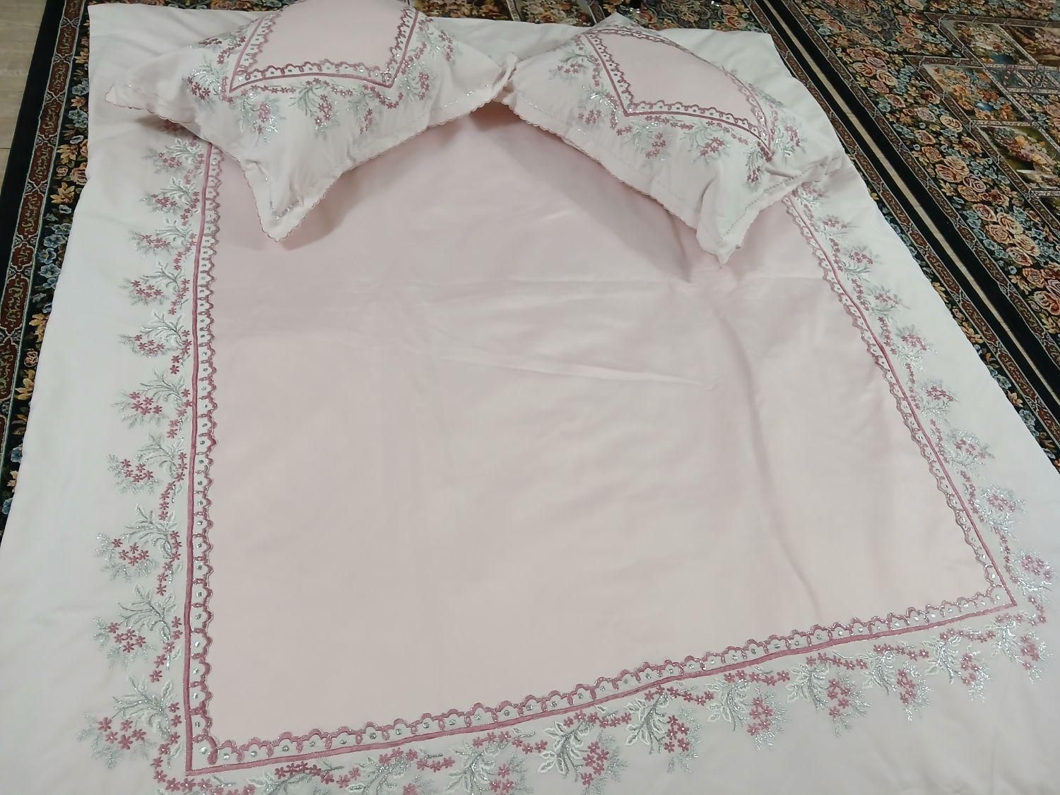 لحاف دونفره و دو بالش گلدوزی صورتی بسیارزیبا ونفیس|سرویس روتختی|تبریز, |دیوار