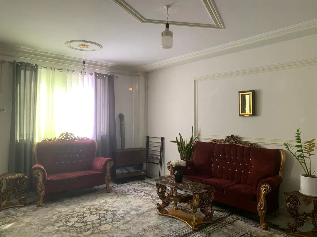 مبل ۷ نفره تمیز همراه جلو مبلی زیبا و دو تا عسلی|مبلمان خانگی و میز عسلی|رشت, نخودچر|دیوار