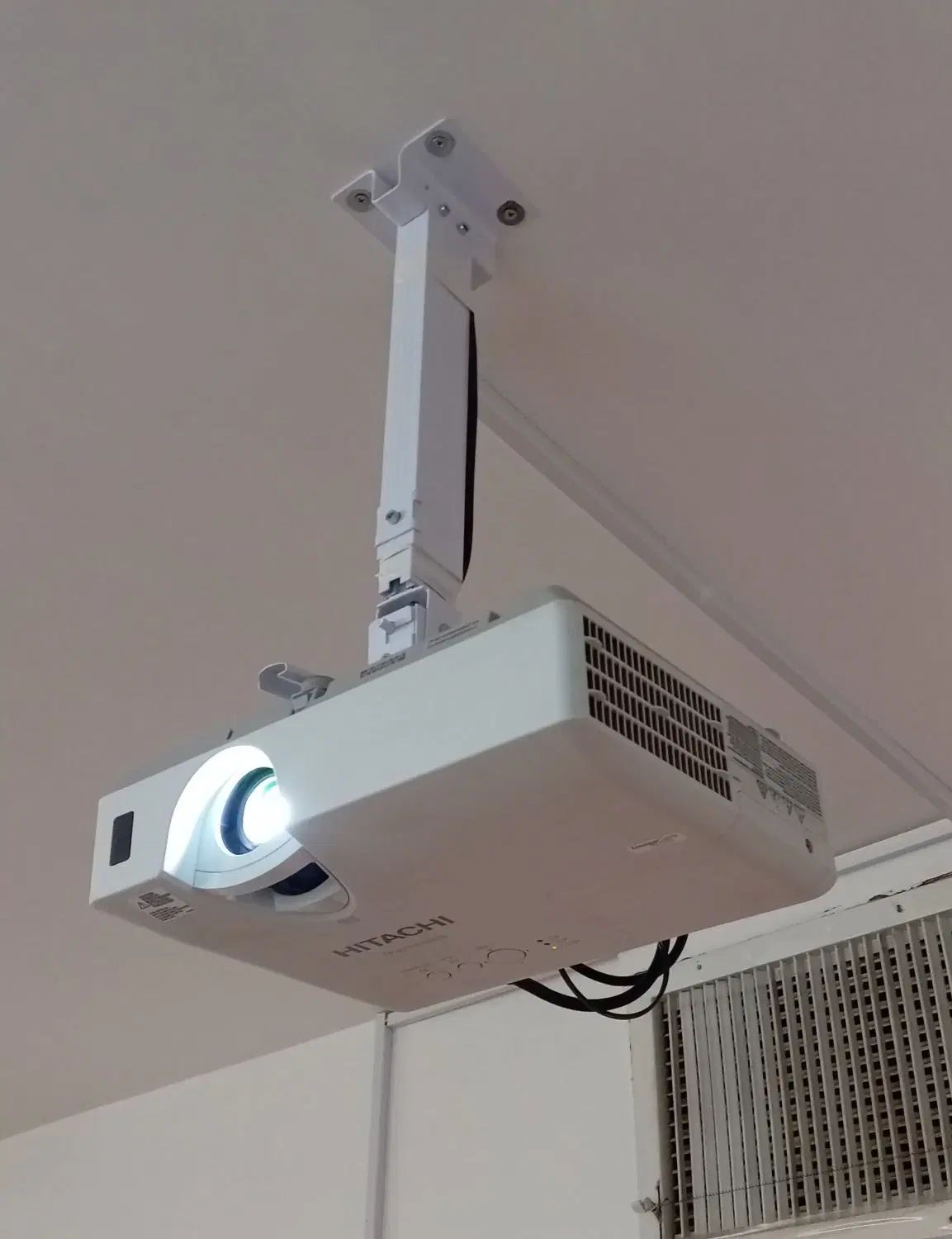 ویدئو پروژکتور 3LCD برَند HITACHI|تلویزیون و پروژکتور|اصفهان, سپاهان‌شهر|دیوار