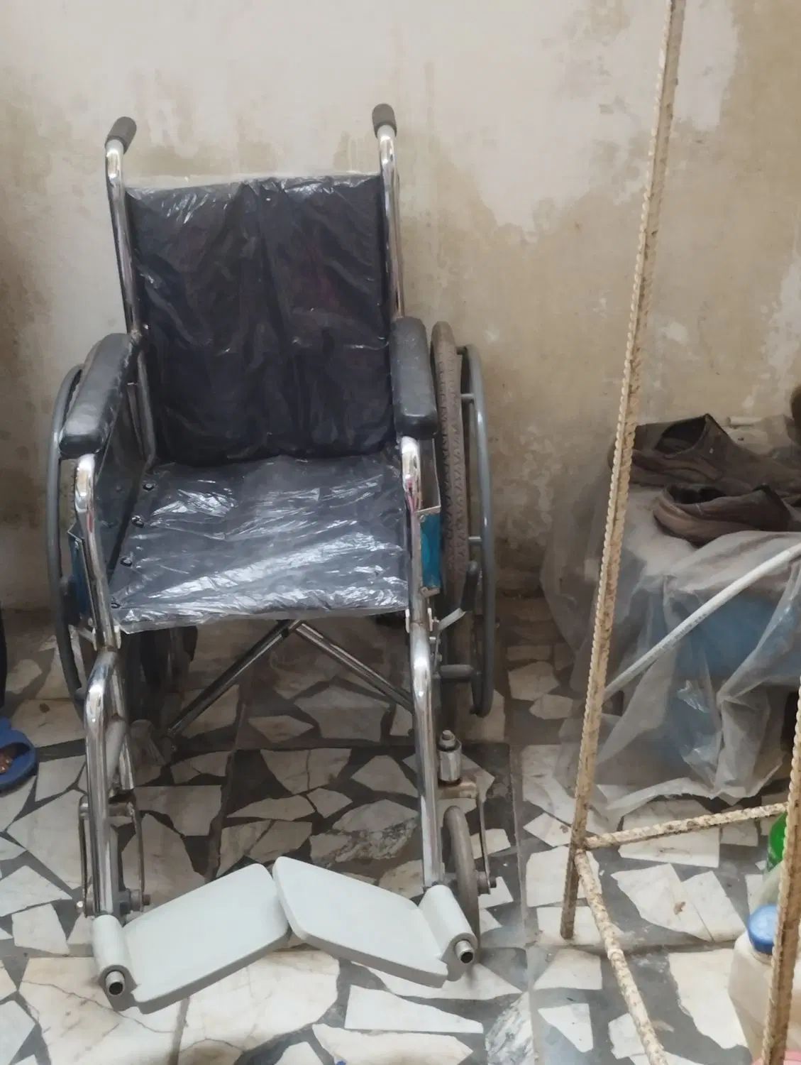 دوعدد ویلچر سایز کوچک کاملا سالم و بدون مشکل|آرایشی، بهداشتی، درمانی|رشت, توشیبا|دیوار