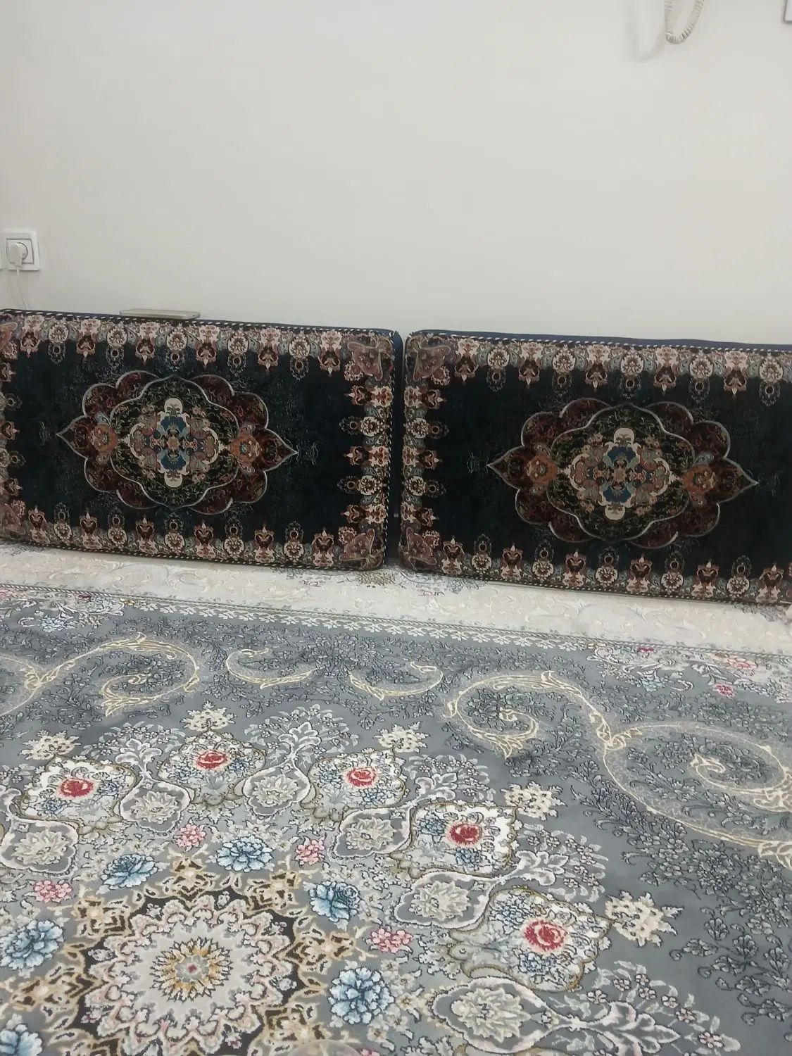 یک نخته فرش 4 متری و 4 عدد پشتی سرمه ای|فرش|تهران, فلاح|دیوار