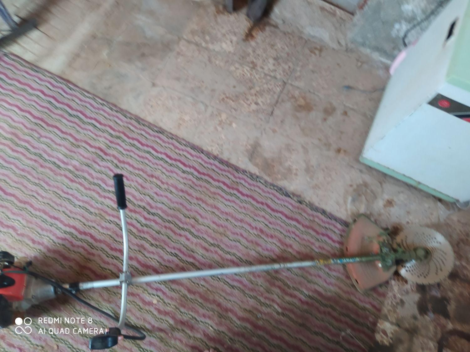 درو کردن یونجه وعلف هرز باغ وشخم زدن زمین زعفران|خدمات باغبانی و درختکاری|نیشابور, کلاغان|دیوار